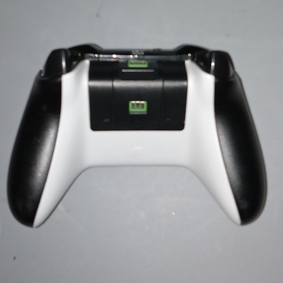 Xbox One Controller - Picture 2 of 4